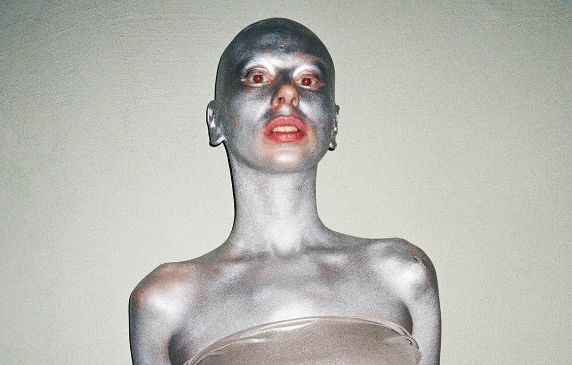 Photography exhibition "My eyes deceive the bees"