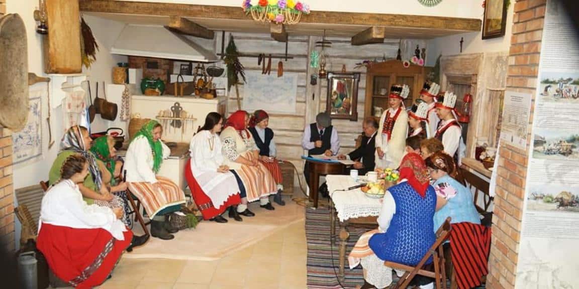 Wystawa elementów architektury ludowej, sprzętów rzemieślniczych, rolniczych oraz codziennego użytku z przełomu XIX i XX w.