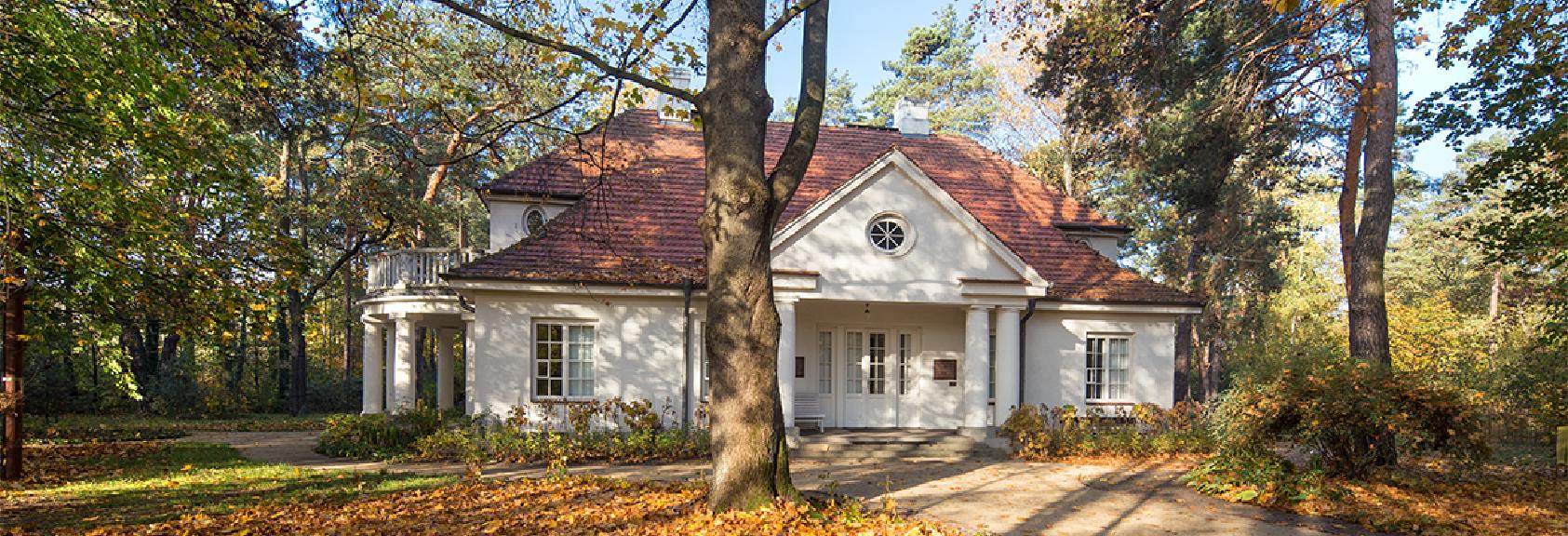 Dworek „Milusin” – wystawa i zwiedzanie ogrodu